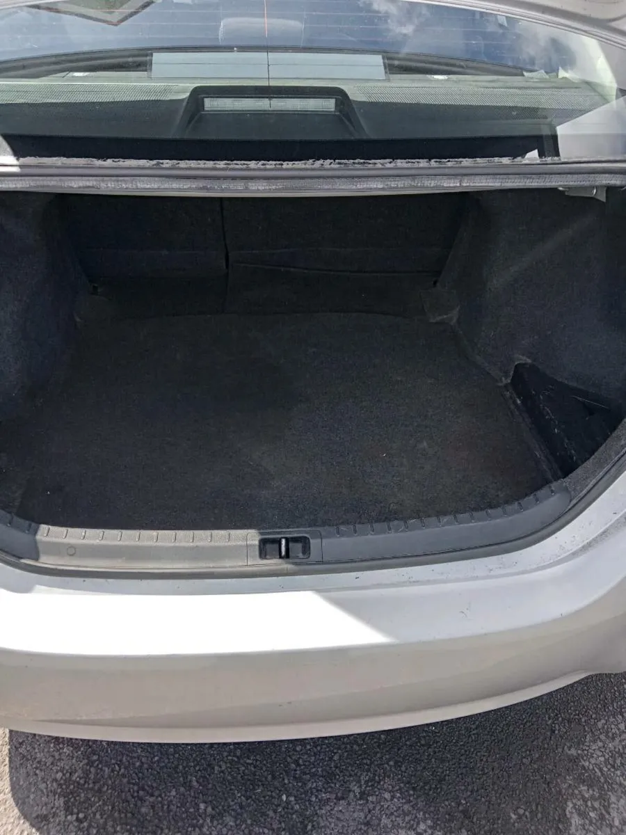 Toyota corolla - Image 3