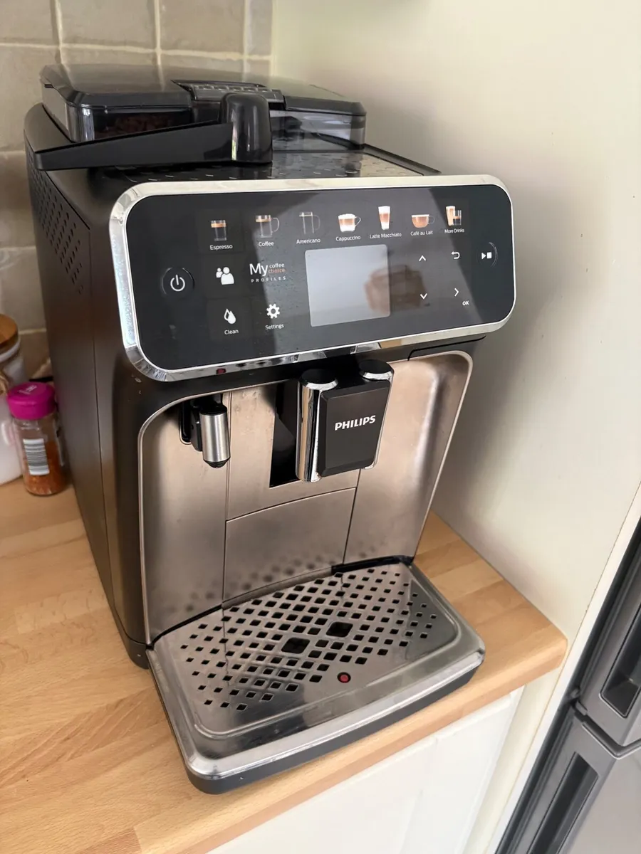 Philips LatteGo 5440 Coffee Machine – Like New!