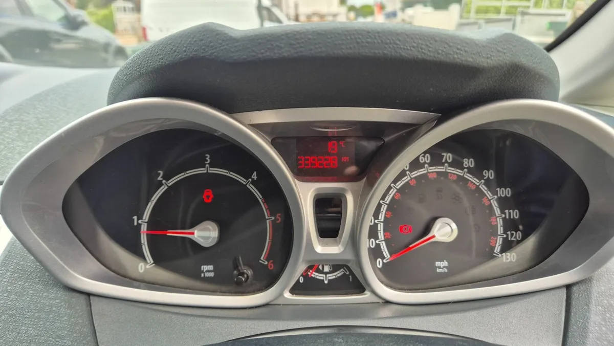 Ford Fiesta 2010 Zetec - Image 2
