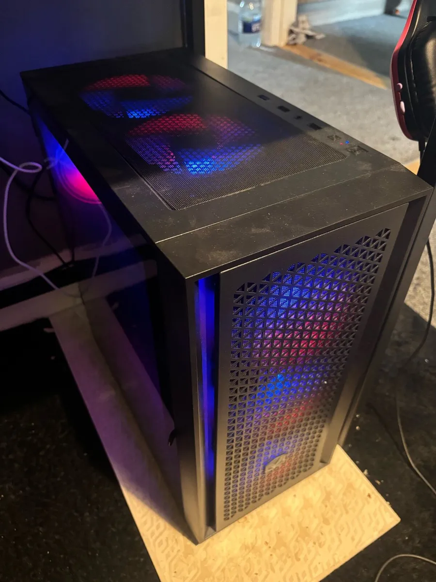 Gaming PC with keyboard & mouse - Image 1
