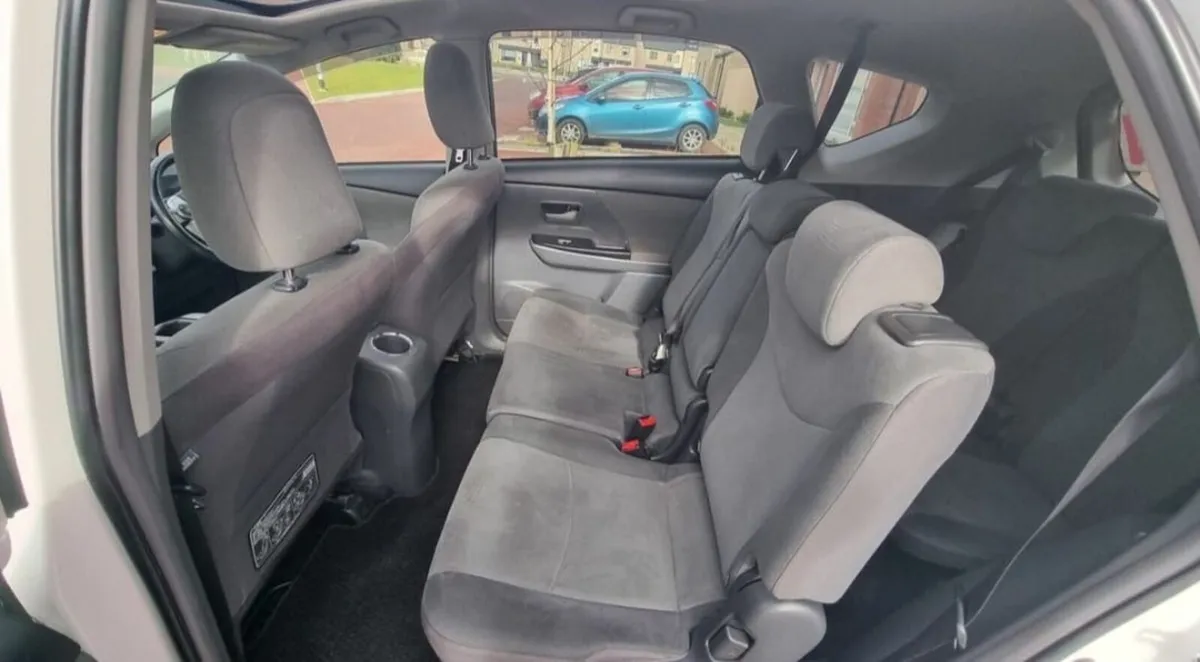 Automatic Toyota Prius Alpha 7 seater 1.8 hybrid - Image 4