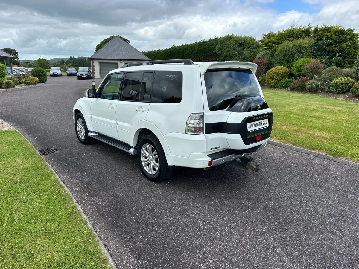 2015 Mitsubhi Pajero 5 seater crew cab - Image 3