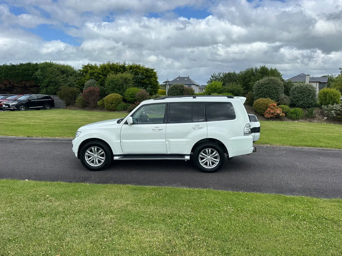 2015 Mitsubhi Pajero 5 seater crew cab - Image 2