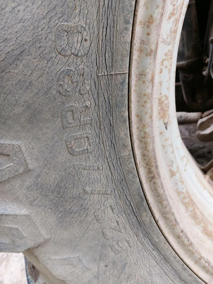 2 tyres - Image 4
