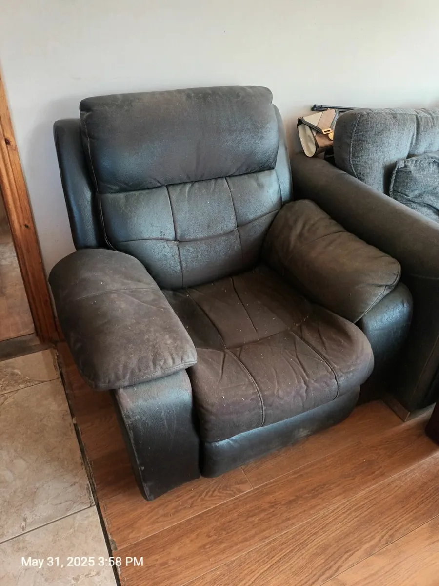 Free Recliner arm chair - Image 1