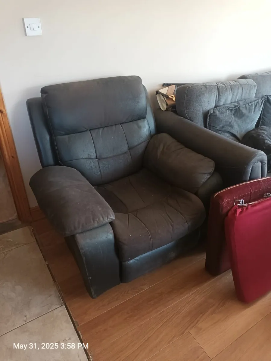 Free Recliner arm chair - Image 3