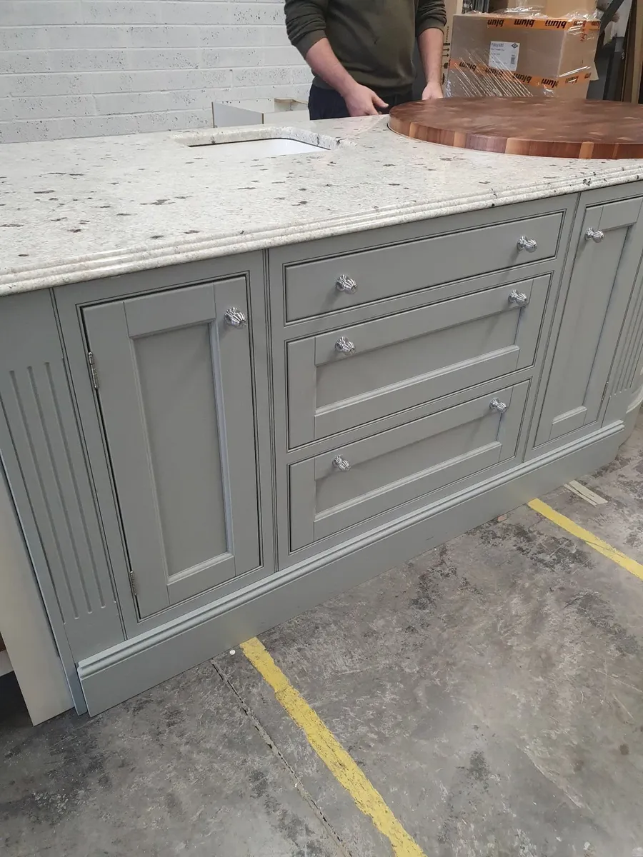 Kitchen Island - Image 4