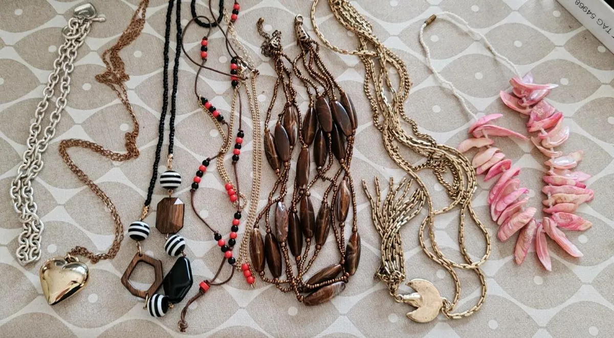 Assorted necklaces - Image 1