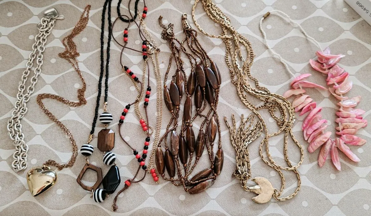Assorted necklaces - Image 3