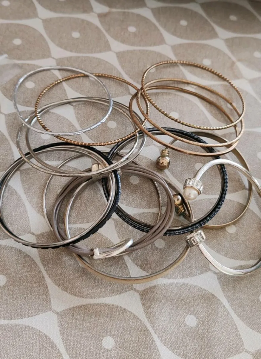 17 assorted bangles - Image 1
