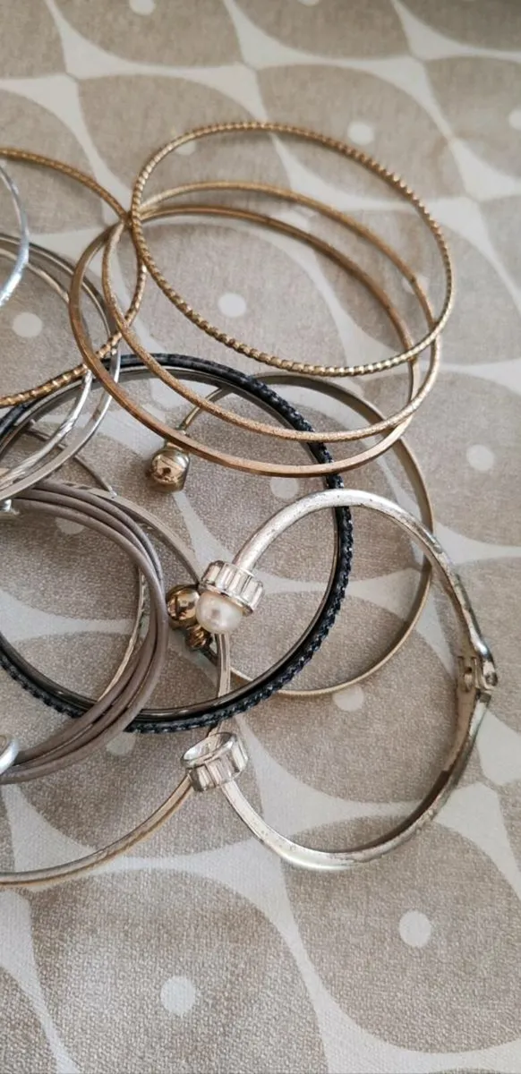 17 assorted bangles - Image 2