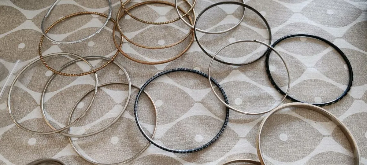 17 assorted bangles - Image 4