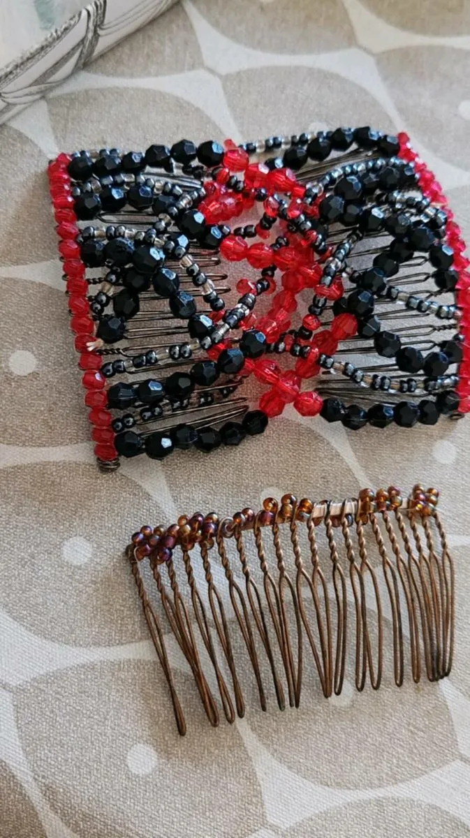 2 vintage hair clips - Image 1