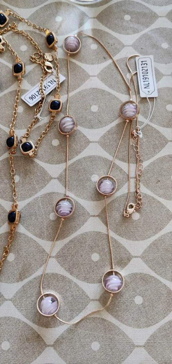 7 assorted necklaces and pendants - Image 3