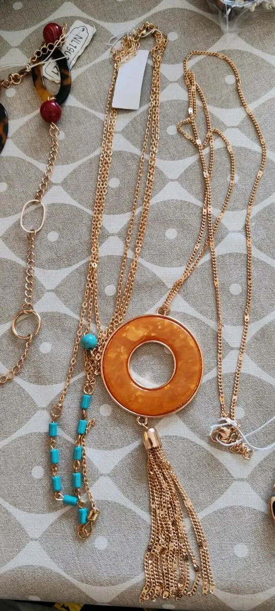 7 assorted necklaces and pendants - Image 4