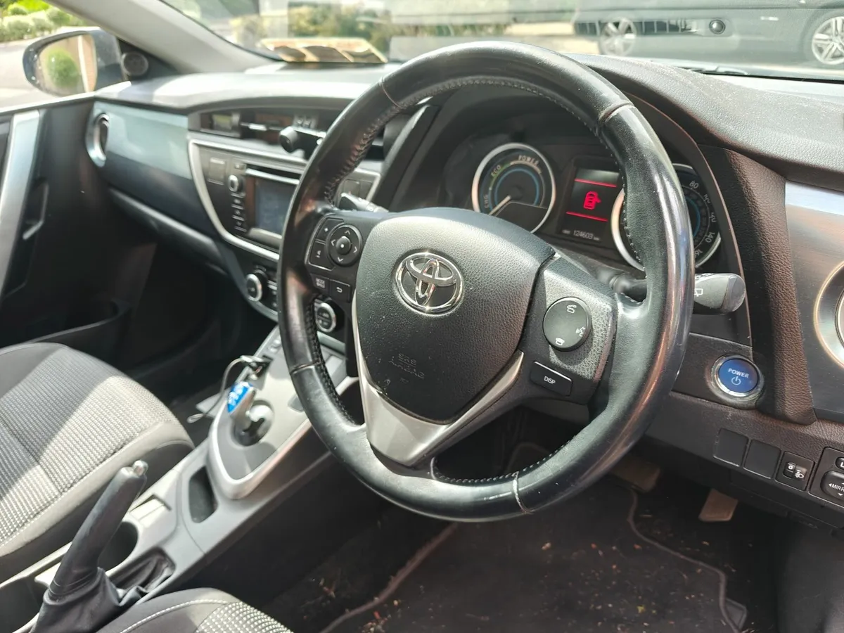 Toyota Auris 2013 - Image 2