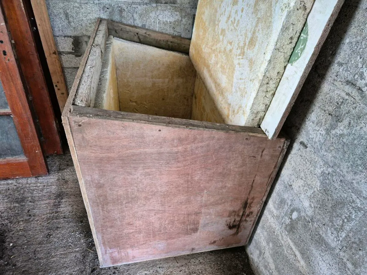 Isolated dog house - Image 1