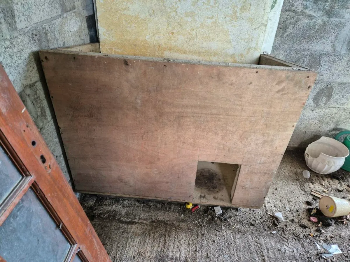 Isolated dog house - Image 2