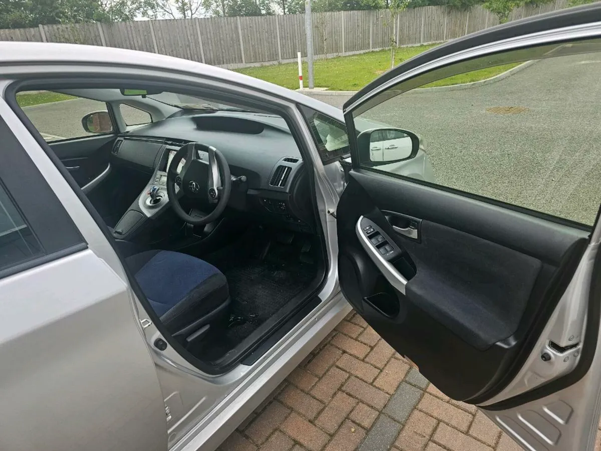 Toyota prius 2014 hybrid - Image 2