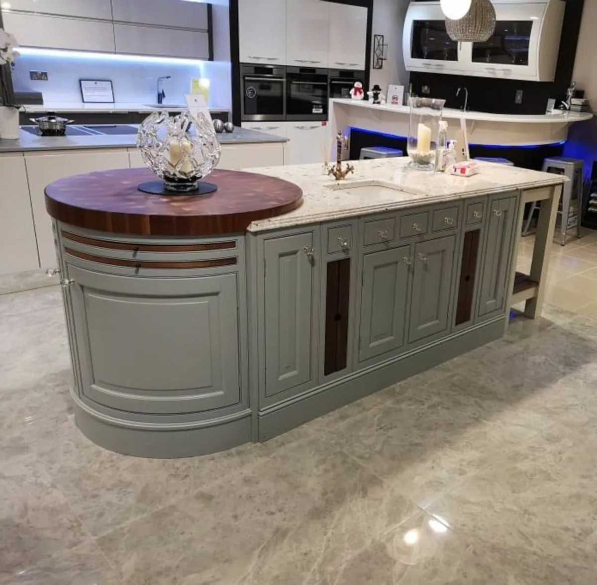 Kitchen Island - Image 1