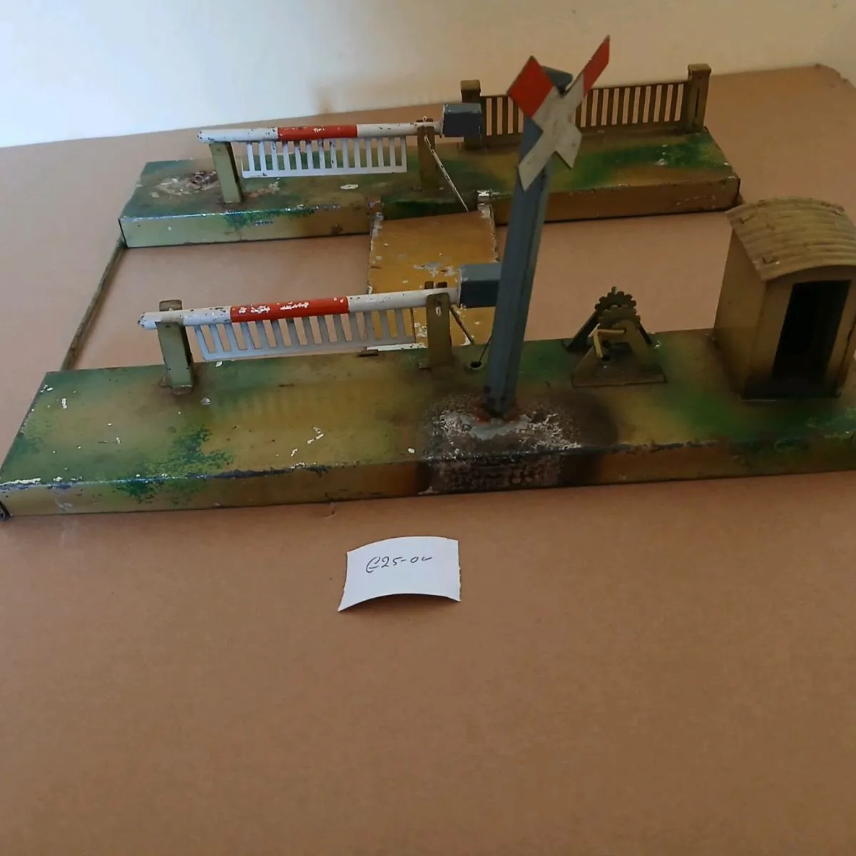VINTAGE  0 GAUGE  TINPLATE TRAIN BUILDINGS - Image 1