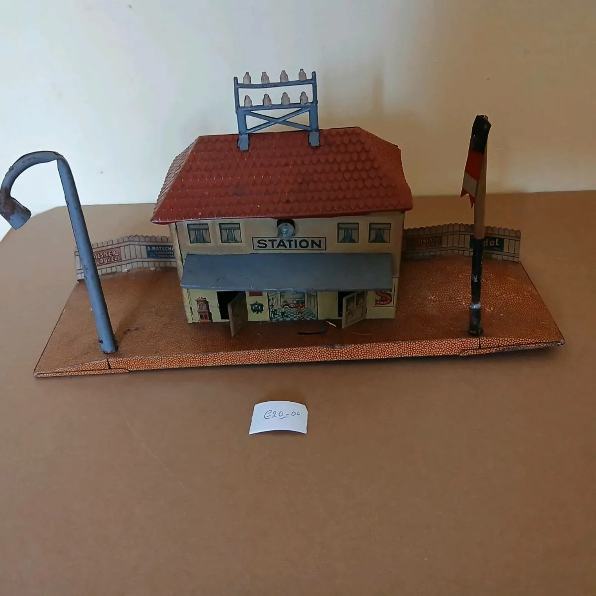 VINTAGE  0 GAUGE  TINPLATE TRAIN BUILDINGS - Image 4