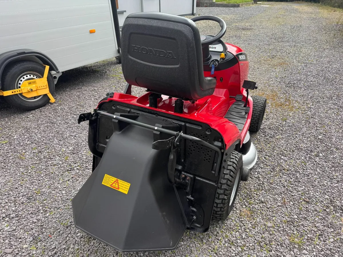 Honda HF2417 Ride on Lawnmower - Image 4