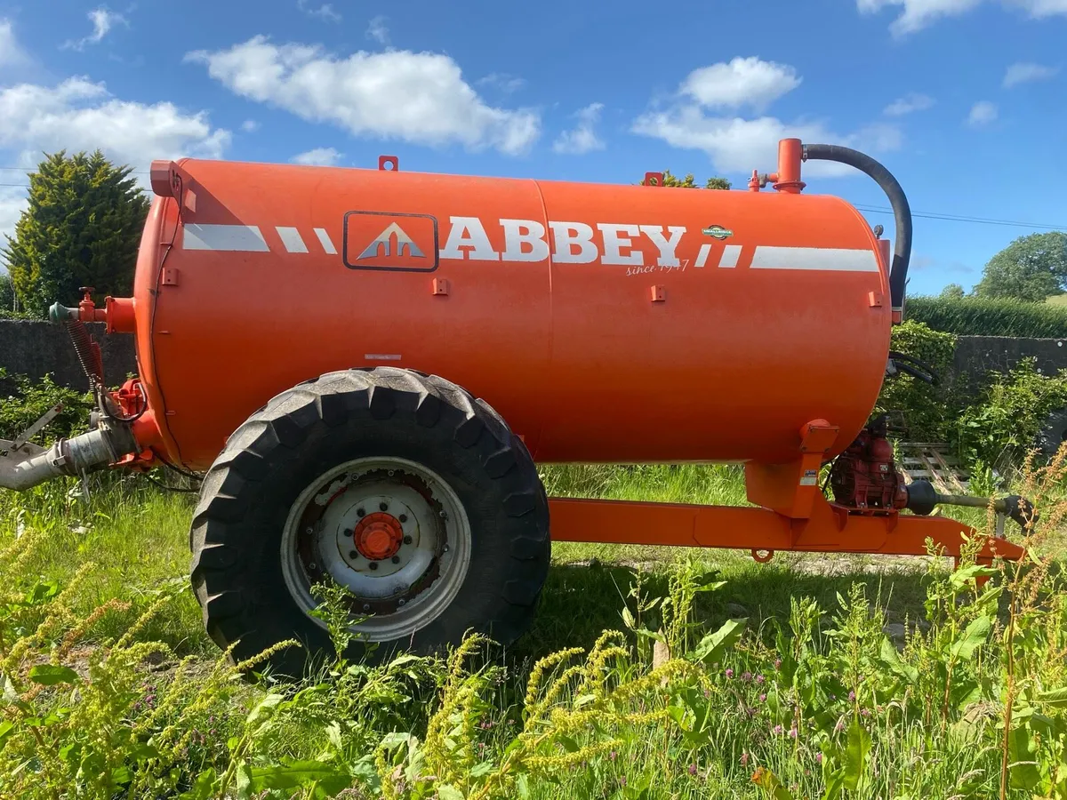 2018 2000 gallon abbey tanker - Image 2