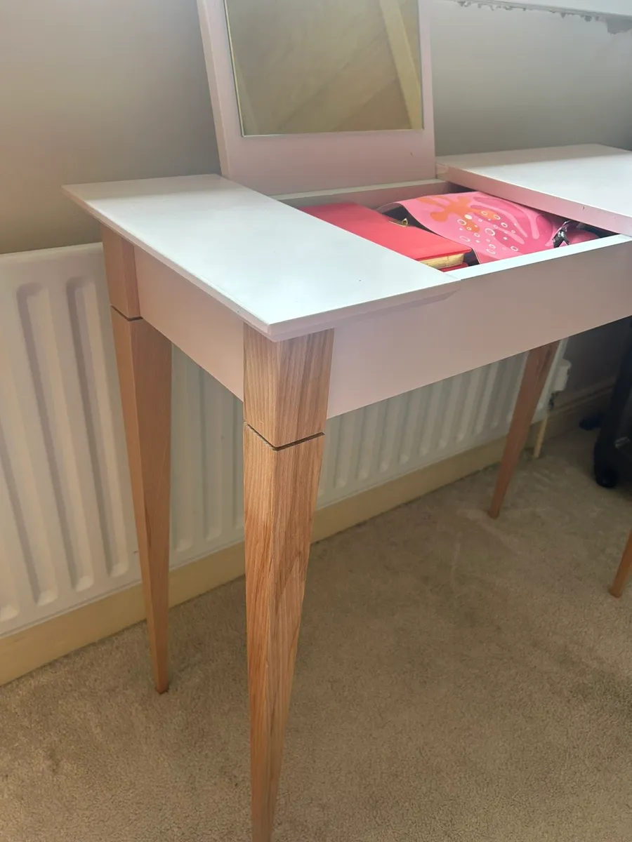 Pink dressing table with mirror - Image 3