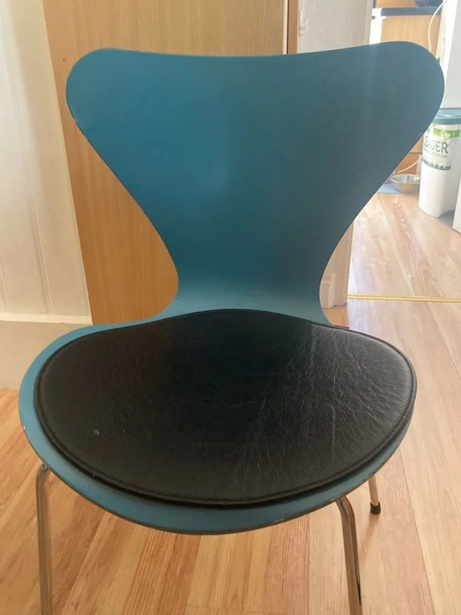 Vintage Fritz Hansen table & 3 chairs. Fritz Hansen leather pads also included 1985/1986 - Image 4