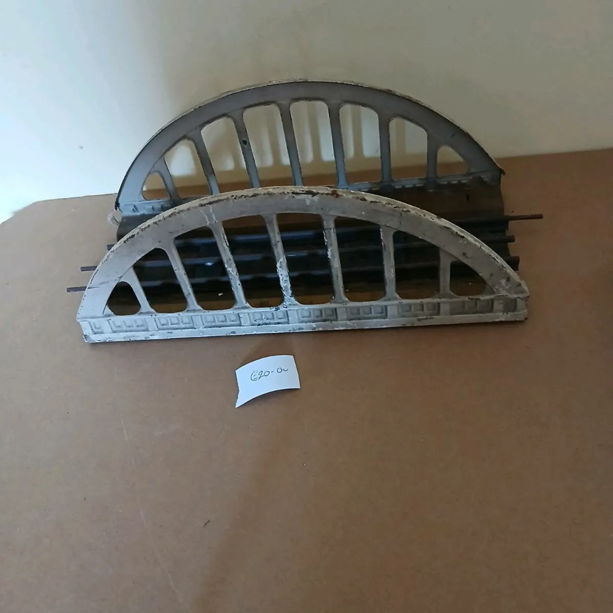 VINTAGE 0 GAUGE TRAIN BUILDINGS - Image 1