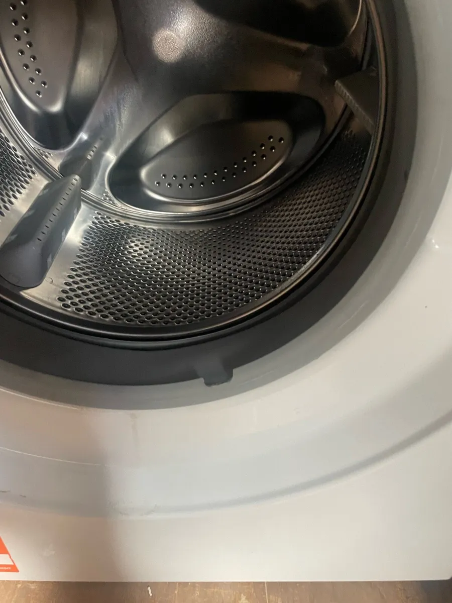 Indesit washing machine door seal leaking - Image 3