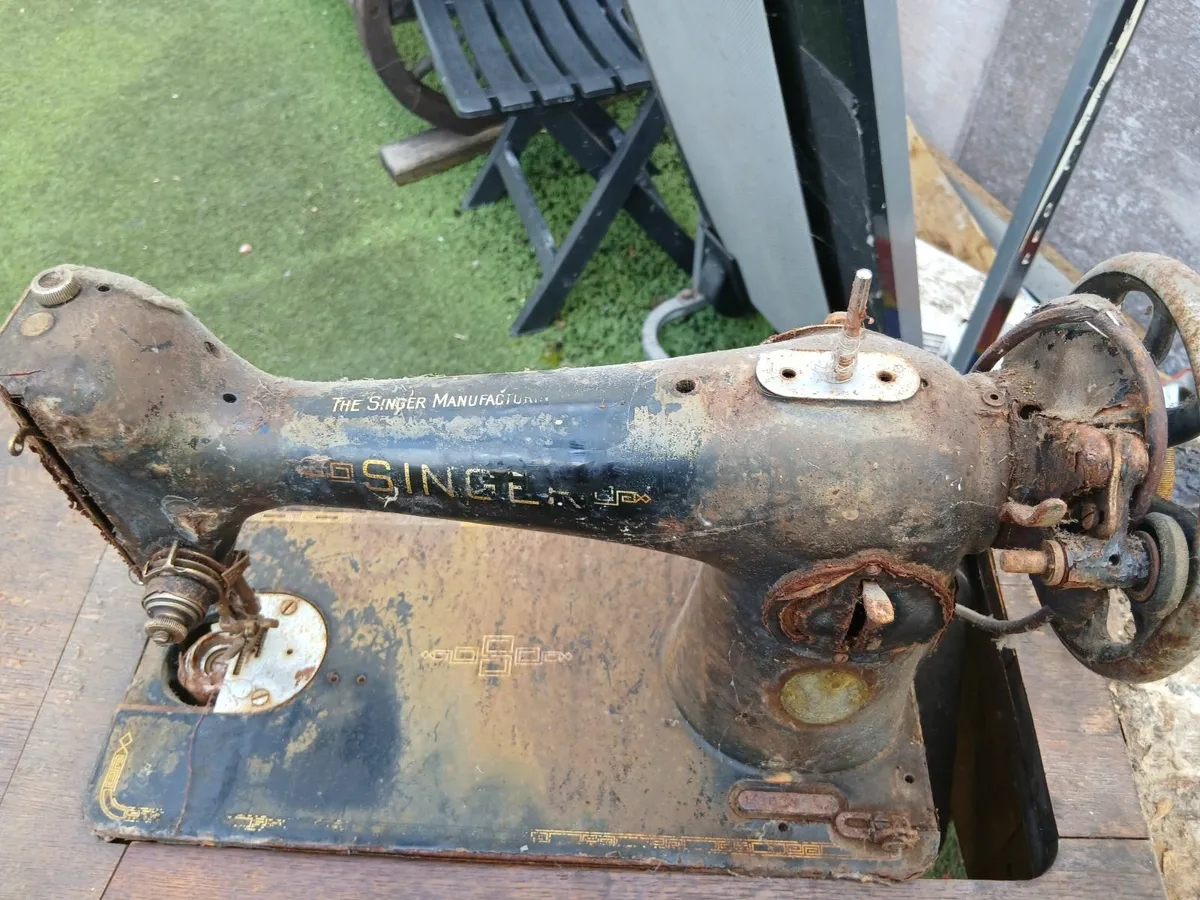 Singer Sewing machine - Image 3