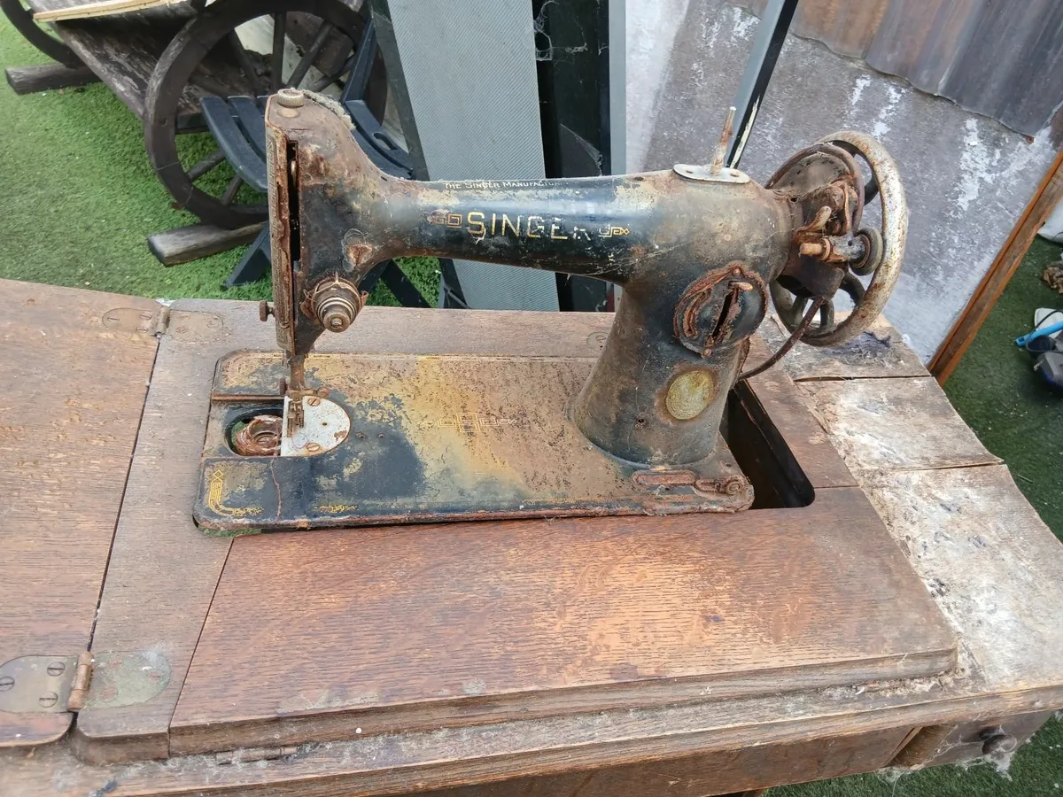 Singer Sewing machine - Image 4