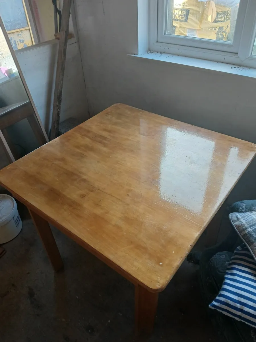 Kichen table amd 4 chairs - Image 1