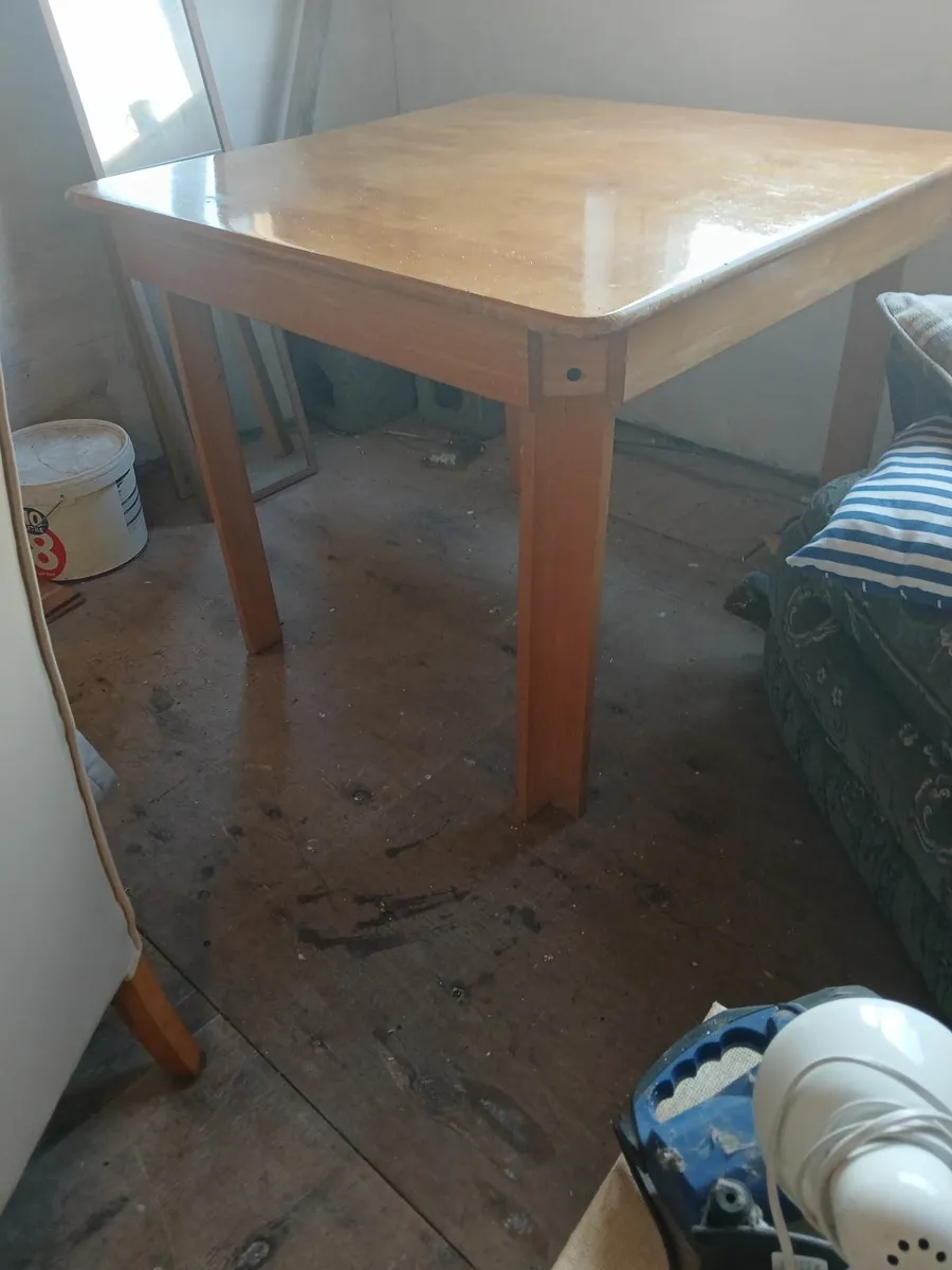 Kichen table amd 4 chairs - Image 3