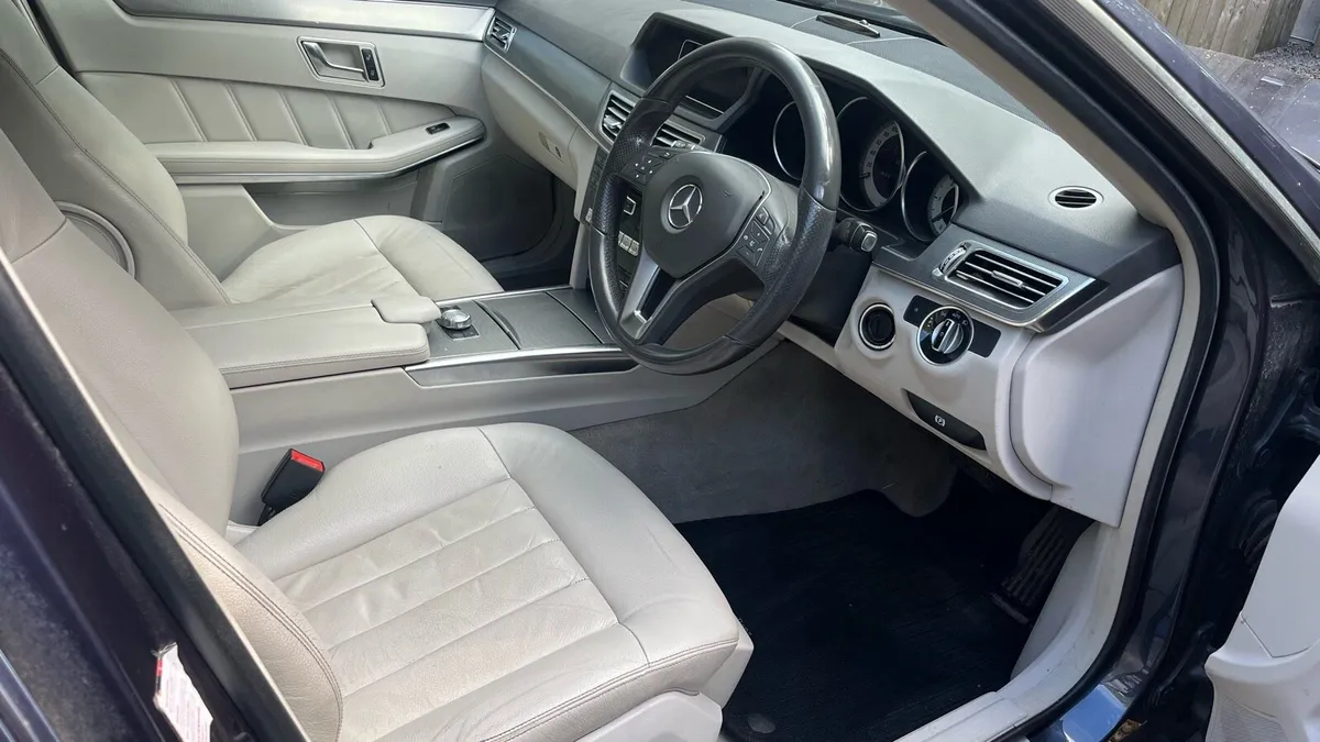 Mercedes E class 7 seater (read description) - Image 4