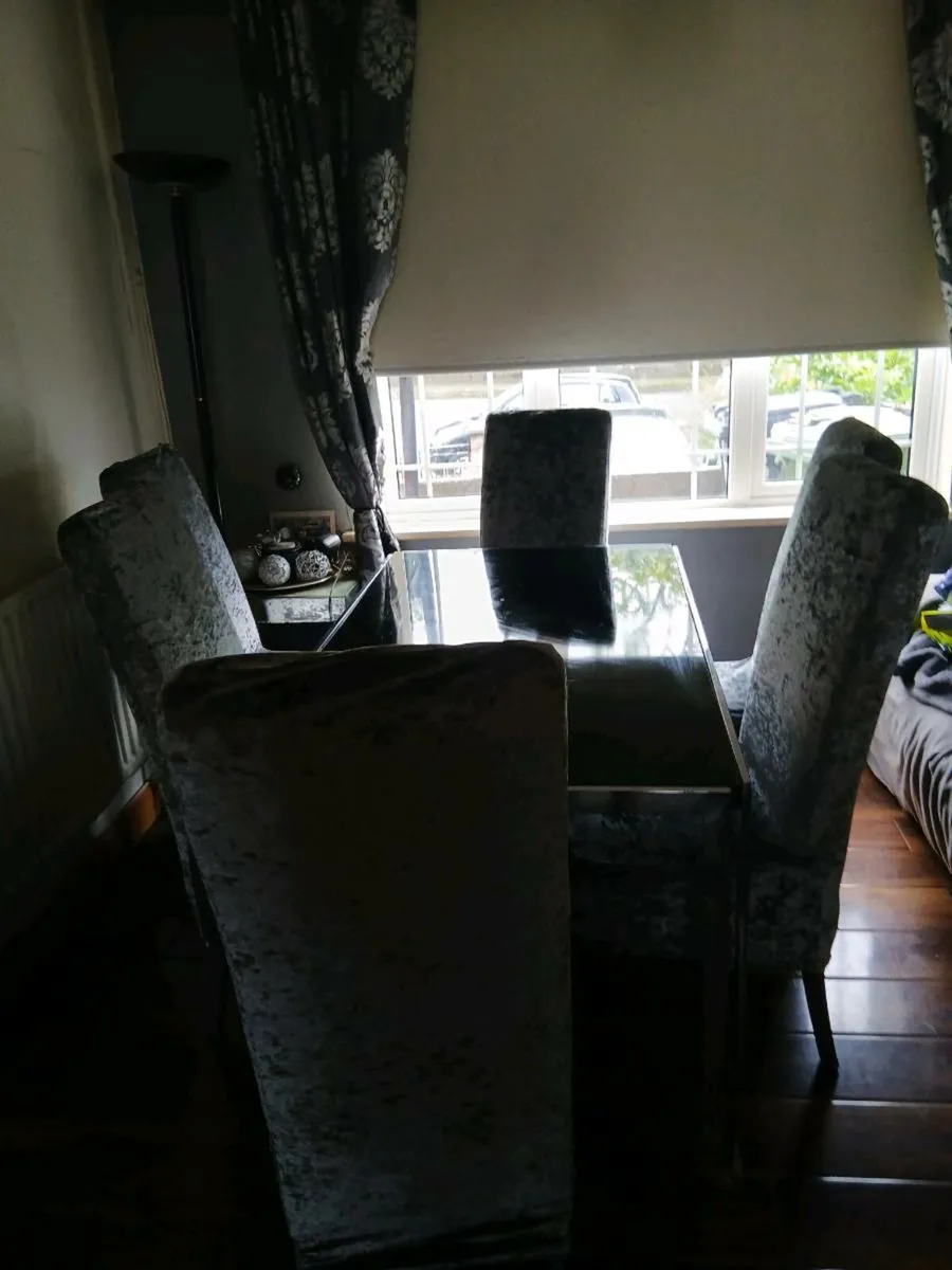 Table n chairs - Image 1