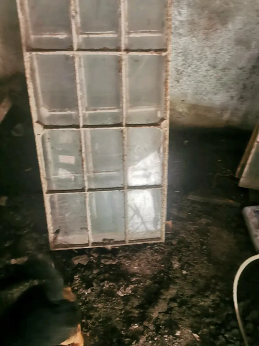 Old cottage windows - Image 3