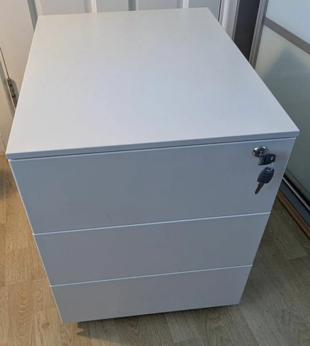 White Cabinet with lockable top drawer - Image 1