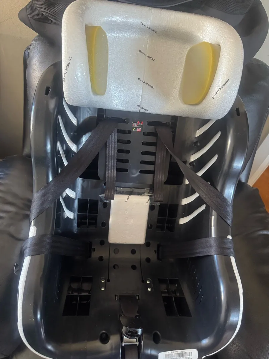 Joie 360 car seat - Image 3