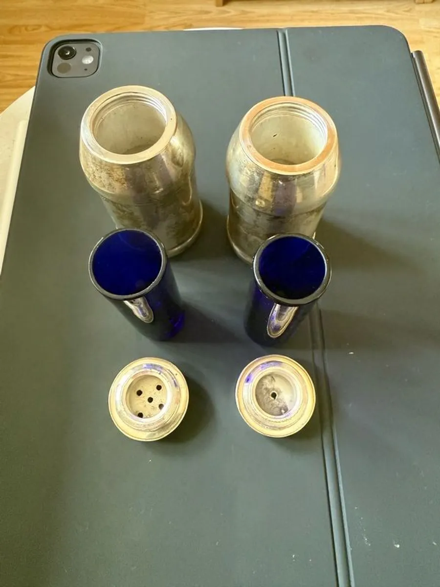 Irish silver 1909 salt and pepper pots - Image 1