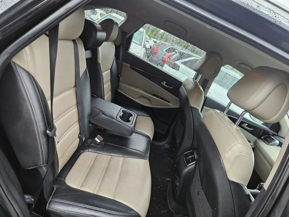 Kia Sorento Platinum 4X2 5DR - Image 4