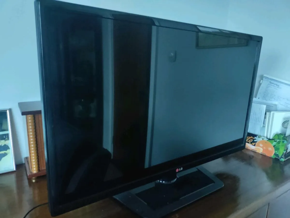 LG TV 32 inch - Image 1