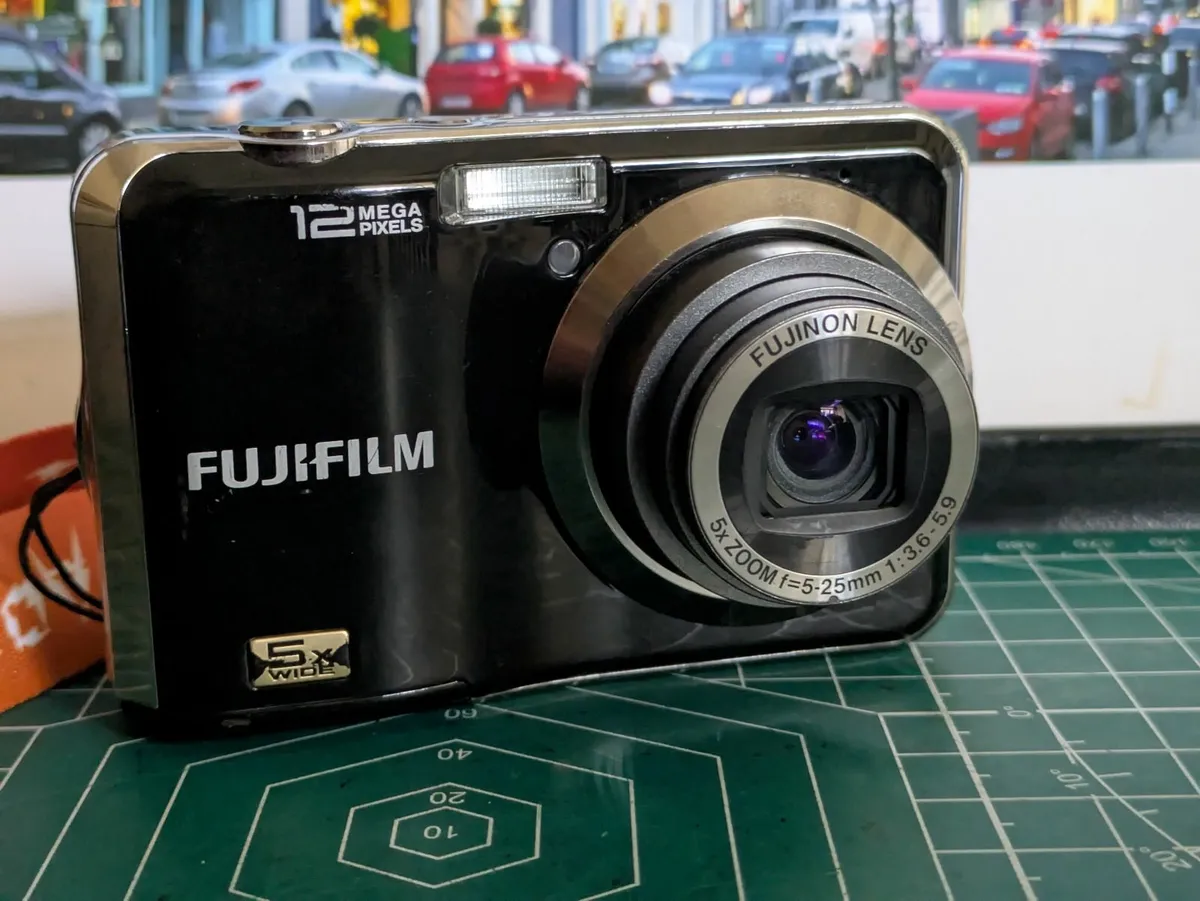 Fujifilm AX200 - 12 MP CCD digital camera - Image 1
