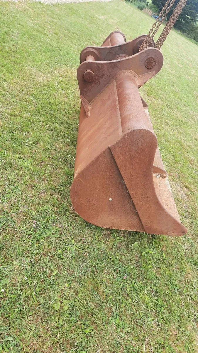 Grading bucket for 20 Tonne digger with 80mil pins - Image 1