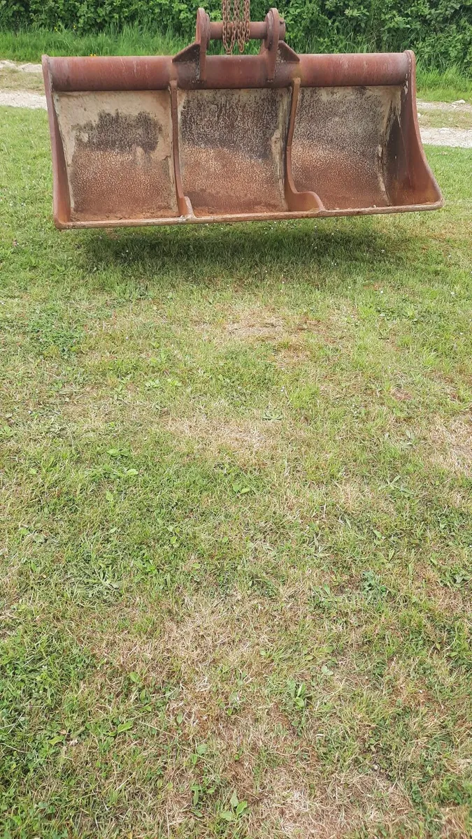 Grading bucket for 20 Tonne digger with 80mil pins - Image 3