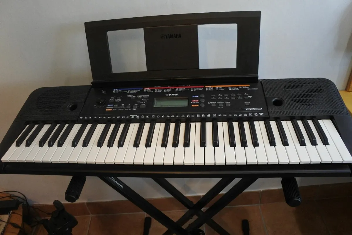 Yamaha PSR E263 keyboard - Image 1
