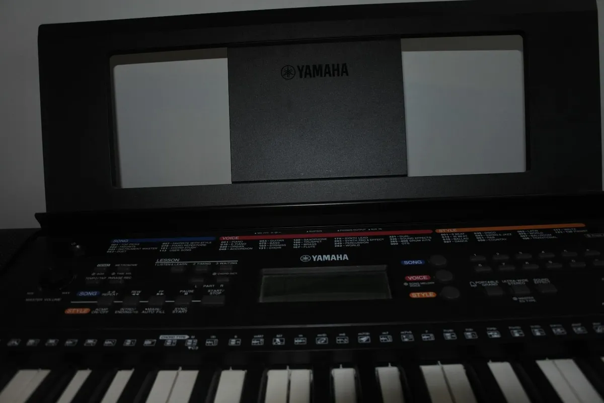 Yamaha PSR E263 keyboard - Image 4