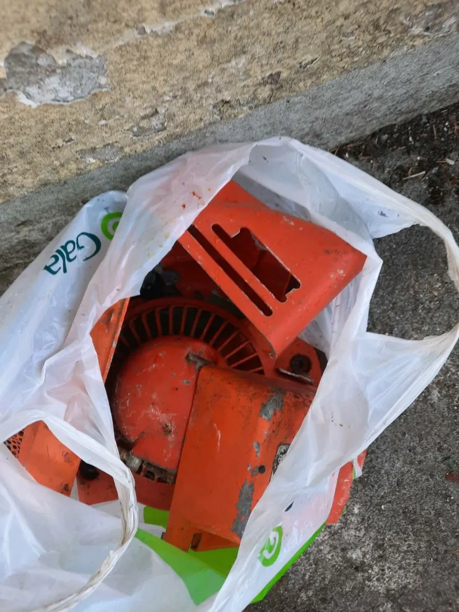 Vintage chainsaws and  parts - Image 4